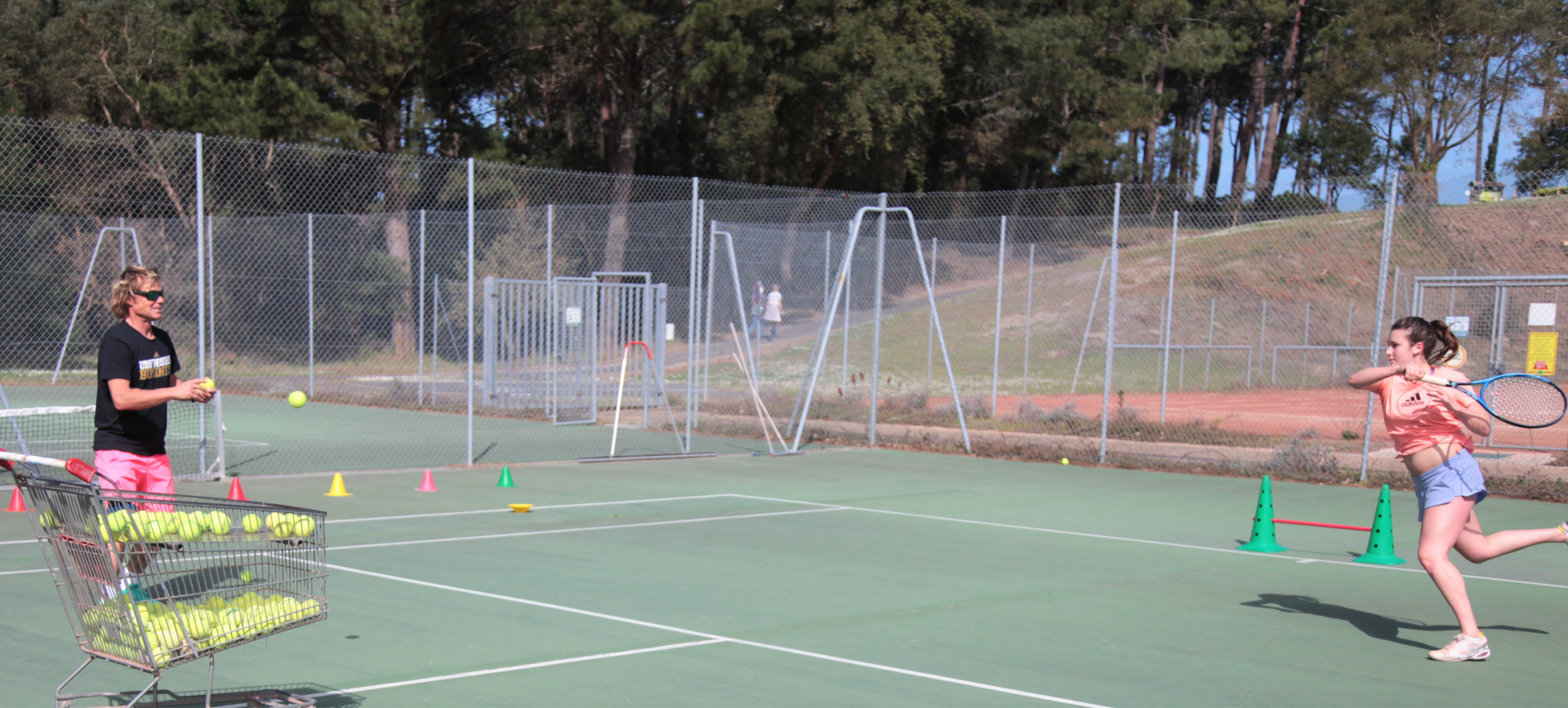 Inscrivez-vous à l'académie et prenez des leçons avec nos professeurs de tennis Du tennis de Moliets qui propose la location de courts à l'heure en dur, green-set, terre-battue, gazon couverts ou extérieurs. Des stages tennis pour tout public de Acad